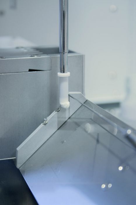 liquid and powder handling wiping station